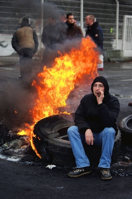 2009-03-03/ Philippe_e
par: Philippe_e -[vos series: greve et barbecue géant a Caterpillar]-
